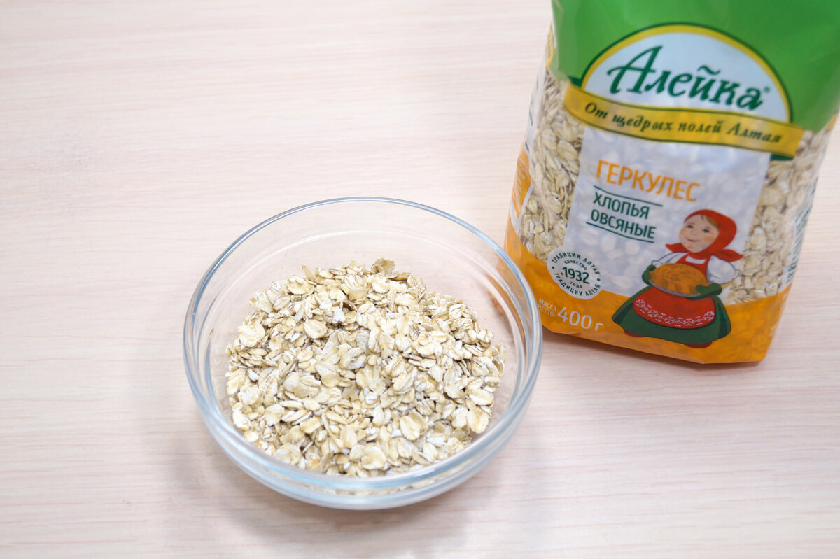  Отмерить 5 столовых ложек натуральных овсяных хлопьев Геркулес ТМ «Алейка», от щедрых полей Алтая.