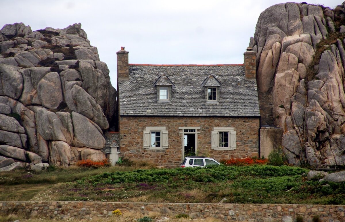 дом между горами. гюэмараес, португалия. дом между скалами в бретани. домик в горах. дом в скале швейцария.
