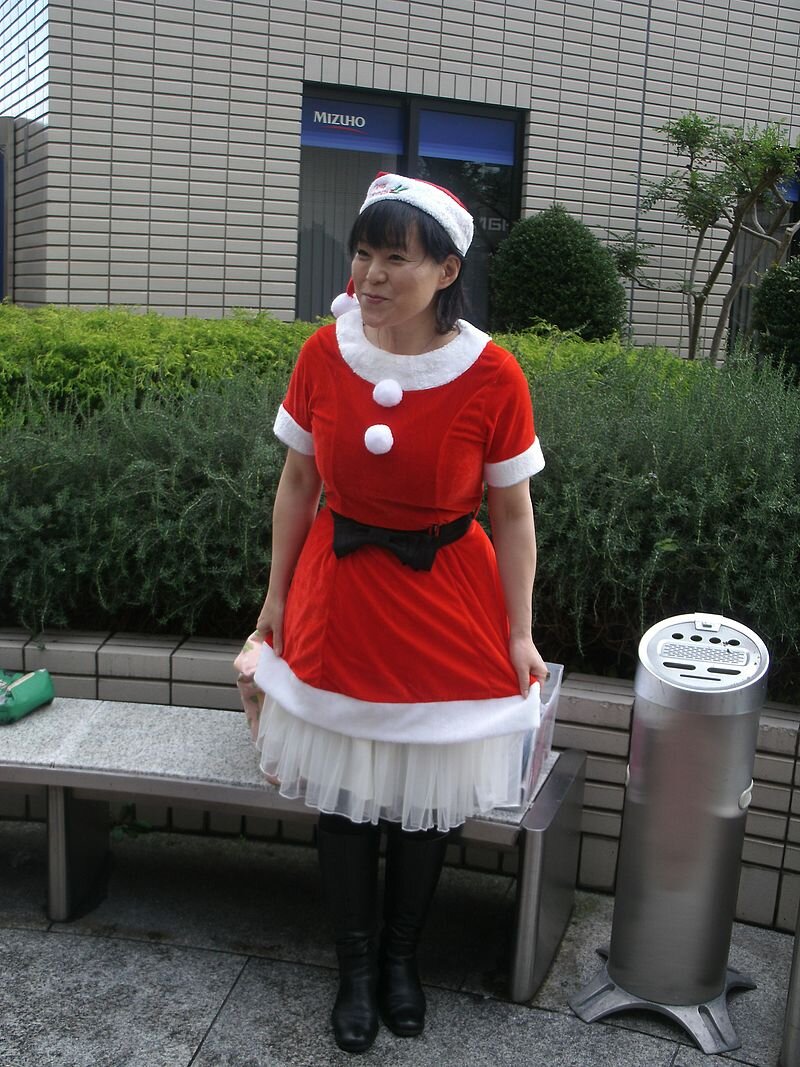 By Mr.ちゅらさん - Own work, CC BY-SA 4.0, https://commons.wikimedia.org/w/index.php?curid=45799608. Кана Курата с Радио Ханако вышла покурить... Япония, 2015 год 