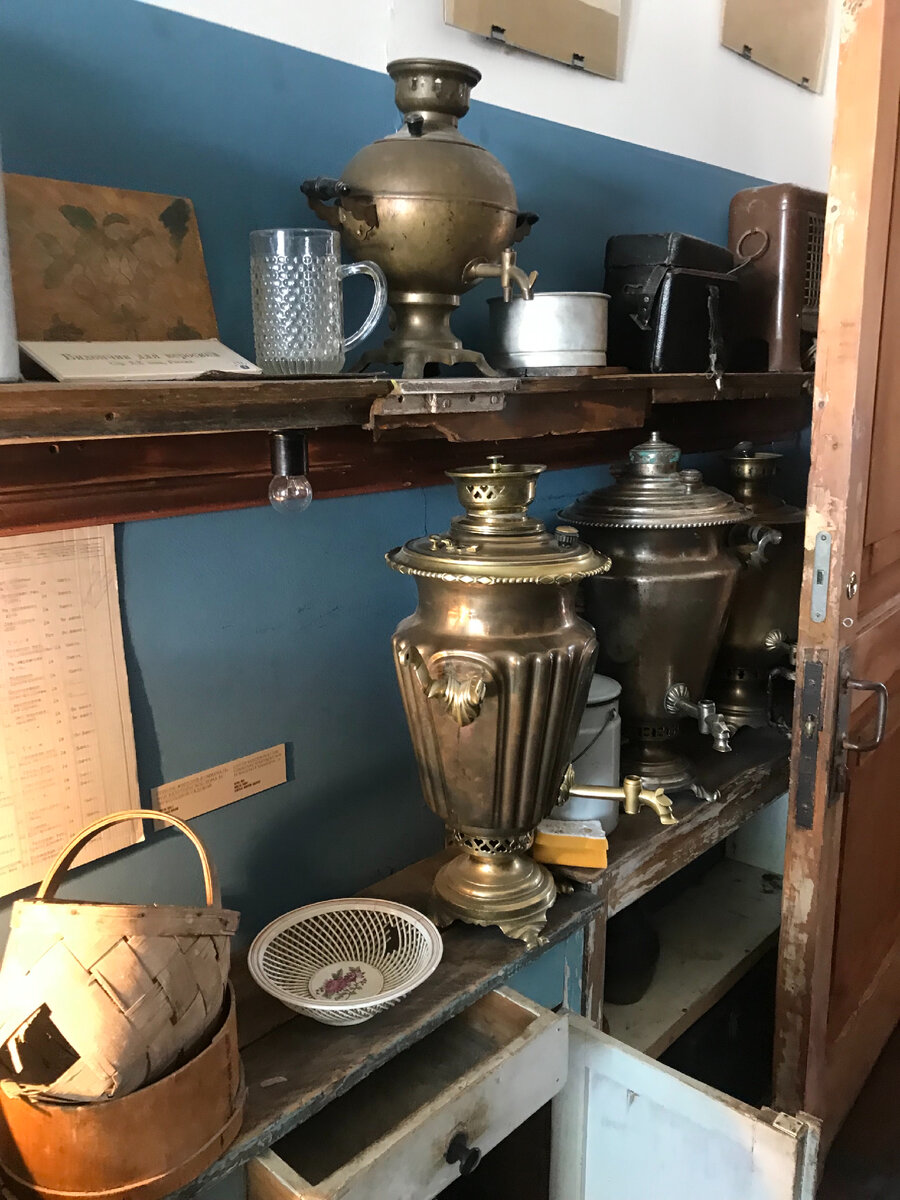 Трудно сказать, от кого остались эти уникальные самовары, сегодня стоящие как бы в общей кухне "нехорошей квартиры", но они запросто бы могли украсить любое современное застолье)