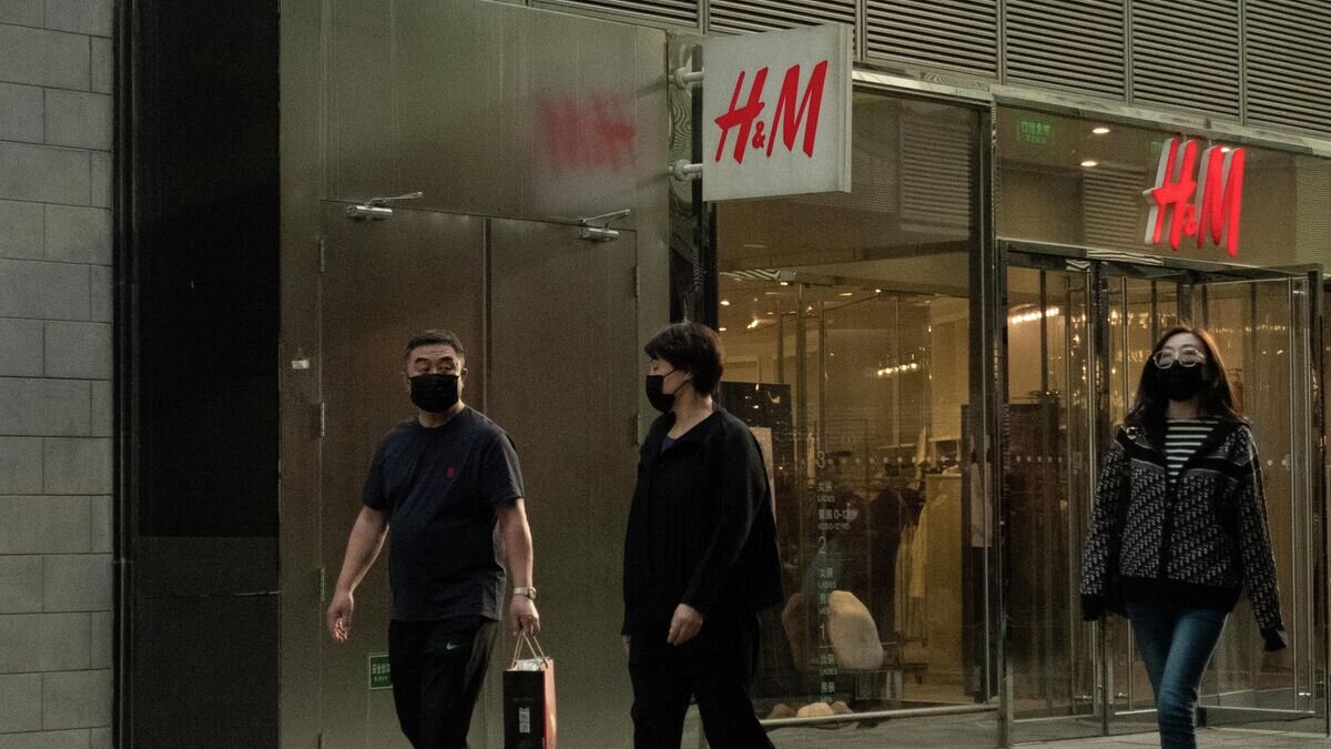    Прохожие возле магазина H&M в Пекине© РИА Новости / Анна Раткогло