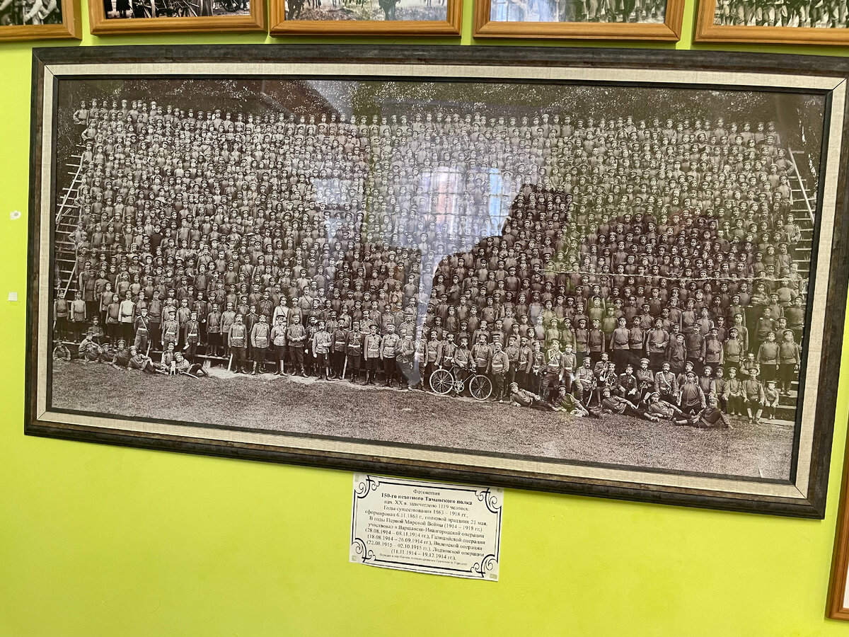 Коллективное фото поражает масштабами. Этот снимок и сегодня огромная редкость. Запечатлен целый полк.