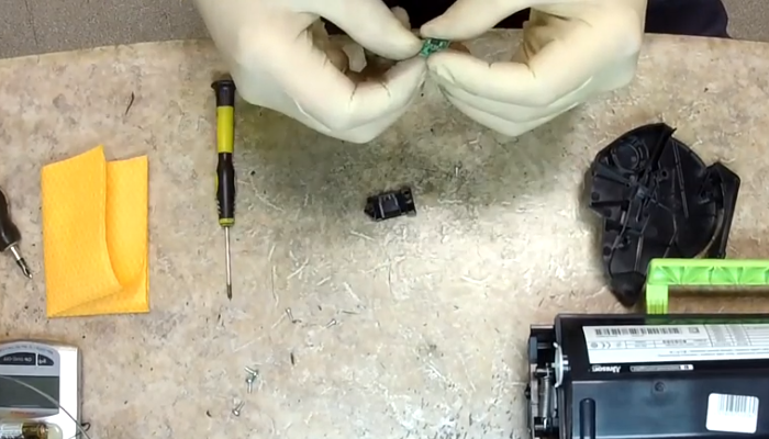 Фото 20. Закрываем заправочное отверстие крышкой