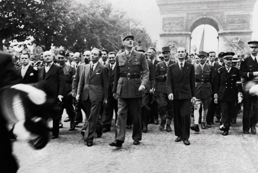 Освобождение Парижа, 25–26 августа 1944 г. Генерал Шарль де Голль и сопровождающие его лица проходят от Триумфальной арки через Елисейские поля к собору Нотр-Дам-де-Пари, чтобы присутствовать на богослужении в честь освобождения города.