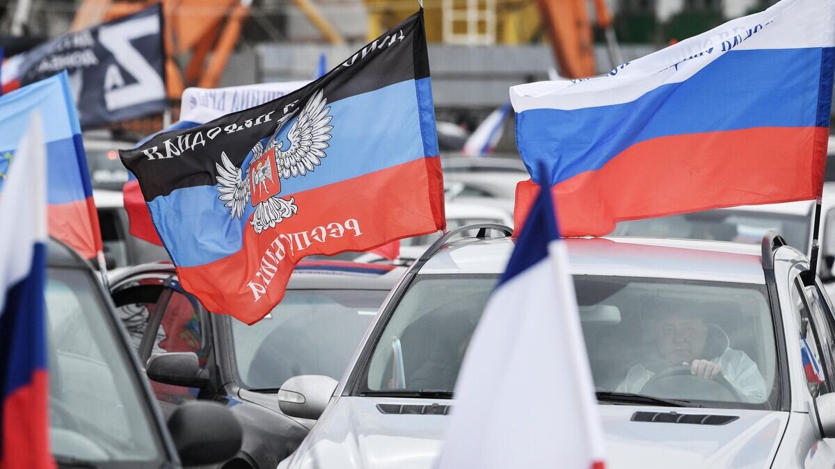    Автомобилисты принимают участие в масштабном автопробеге в Симферополе в поддержку Вооруженных сил России© РИА Новости / Константин Михальчевский