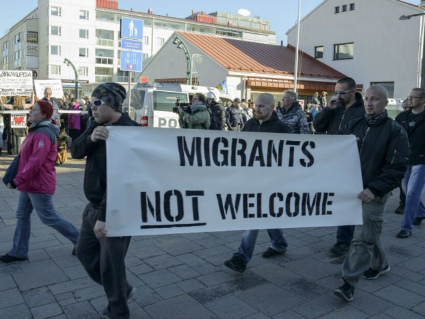 Похожие на старых-добрых скинхедов ребята не довольны открытыми дверьми. 