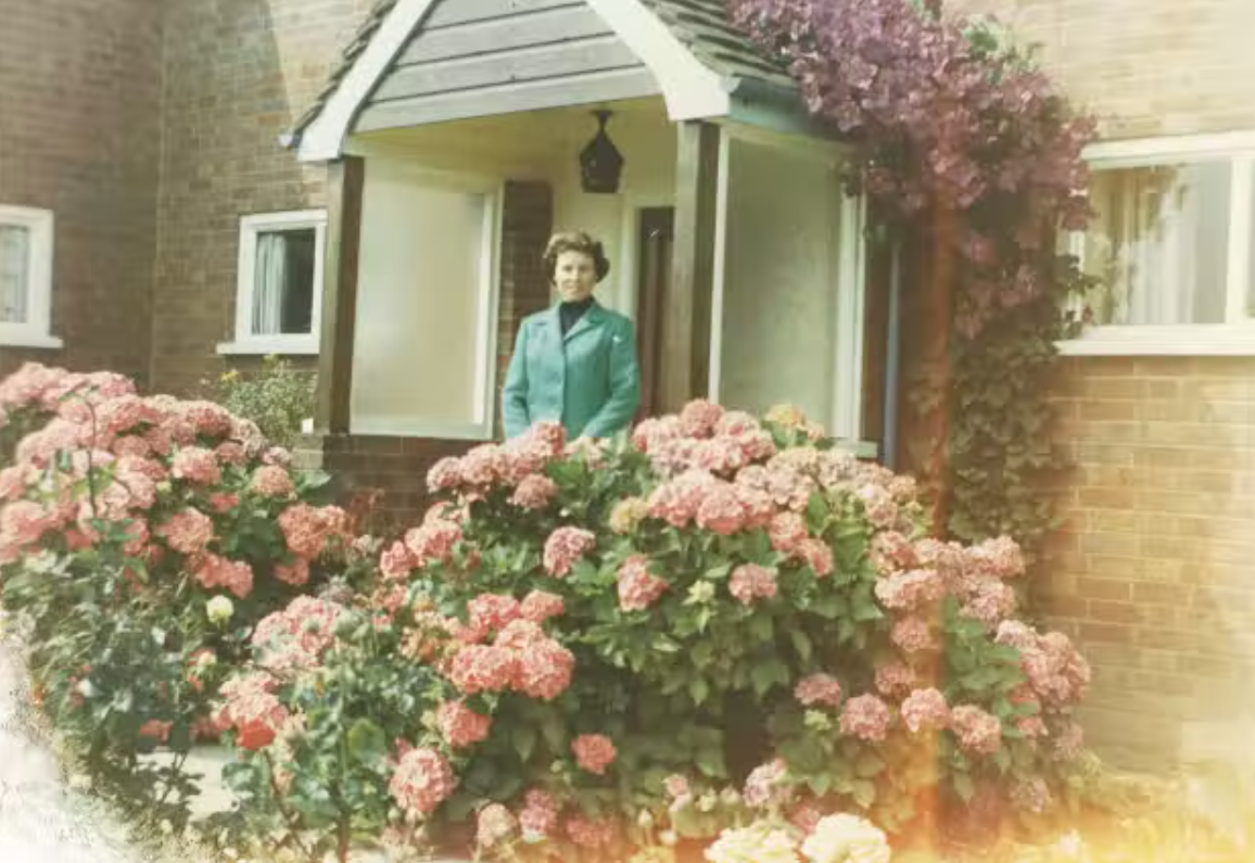 Бренды Венейблс на пороге своего дома на ферме Quaking House