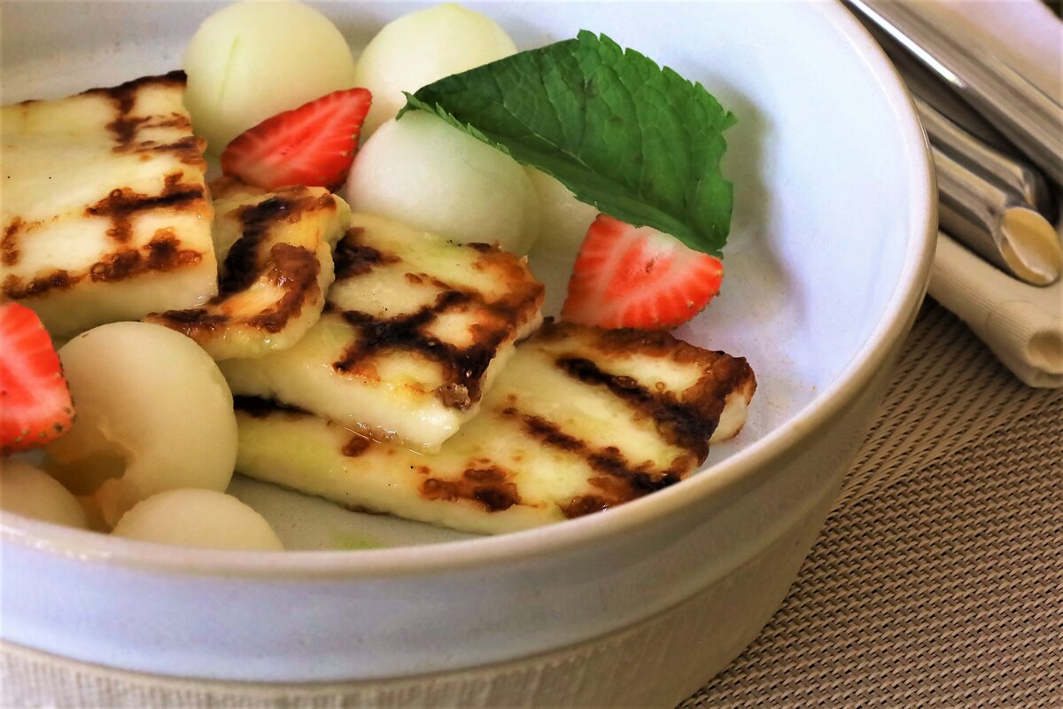 Халумис гриль с дыней, мятой и клубникой. 