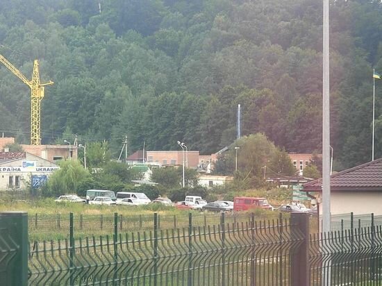     фото: погранпереход "Рава-Русская". источник: википедия