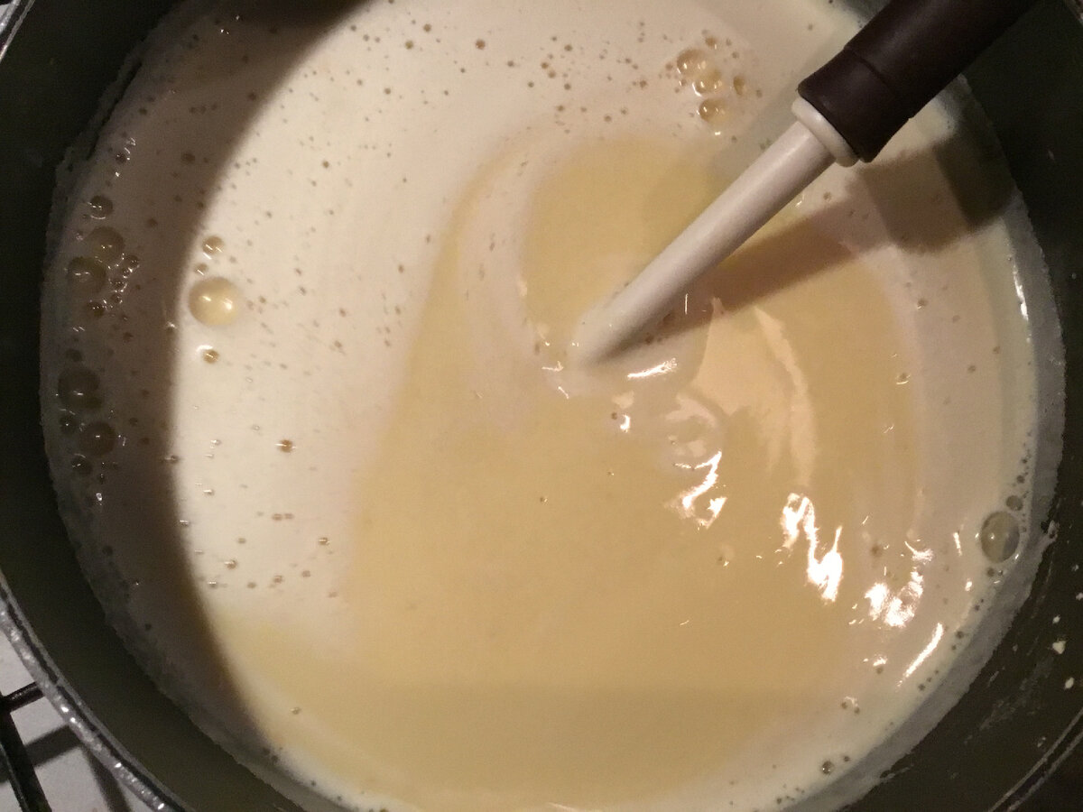 Получается тесто похожее на тесто для блинов, может немного жиже…