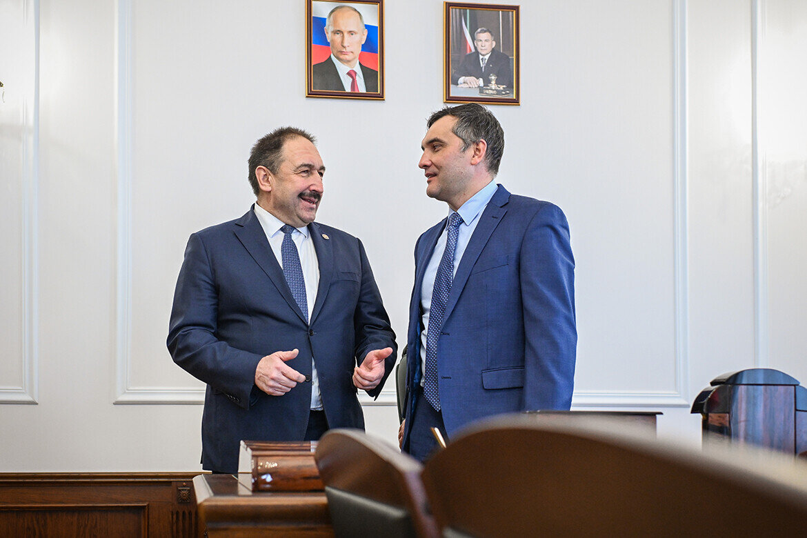 ​Алексей Песошин представил исполняющего обязанности министра коллективу. Фото: prav.tatarstan.ru