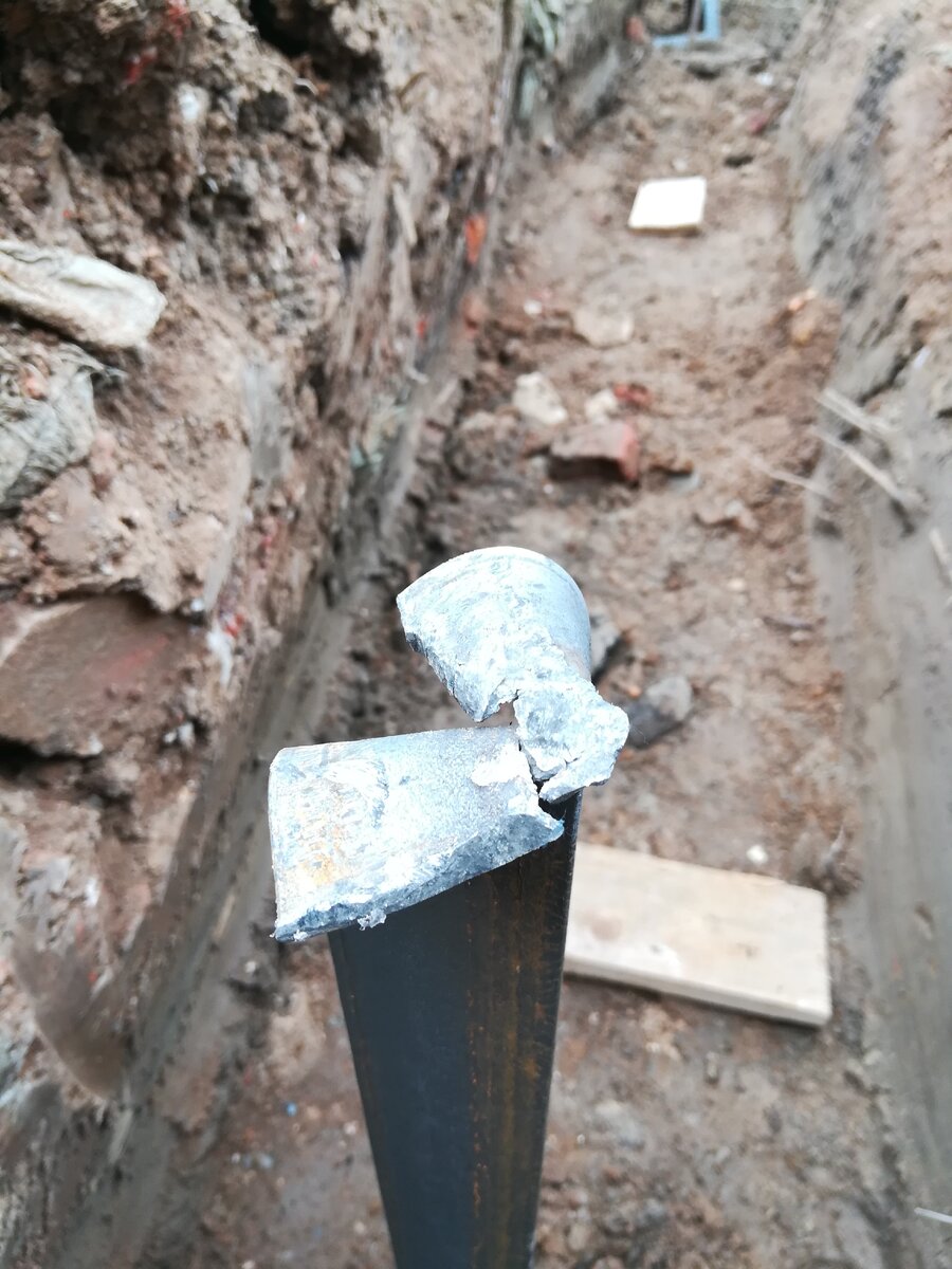 Уголки не выдерживают ударов кувалды. Грунт сопротивляется