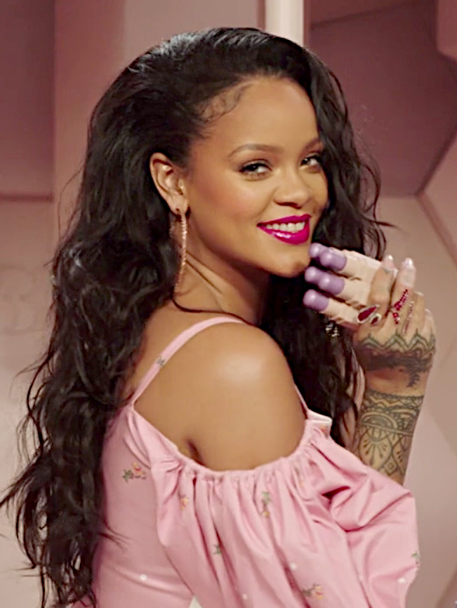https://upload.wikimedia.org/wikipedia/commons/c/c2/Rihanna_Fenty_2018.png