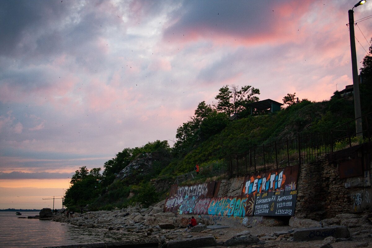 Богудония. Граффити около бывшего консервного цеха рыбзавода.