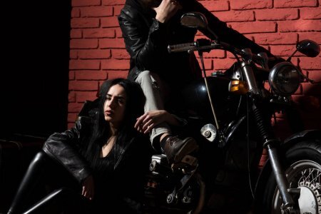 Женщины любят то, как они выглядят рядом с "плохими" мужчинами. Фото взято с: depositphotos.com