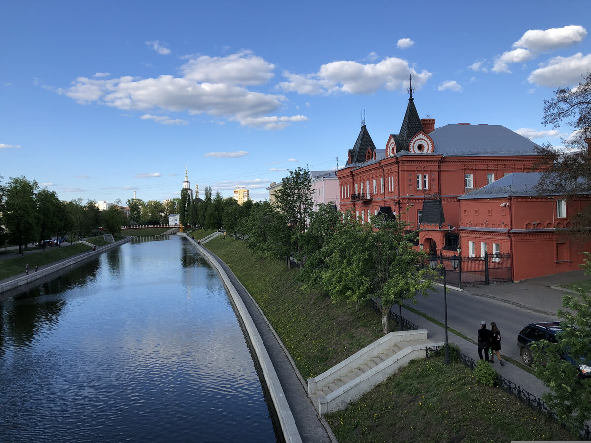 Это здание в русском стиле на набережной Орлика для своего Орловского коммерческого банка знаменитый финансист-авантюрист, уроженец Орши Лазарь Поляков (читайте о нём здесь https://zen.yandex.ru/media/id/5ef9dca772daf265c295bf84/gospodin-persidskii-baron-5efce907fe11531cb4a8bade) построил в 1899 году. Своему предназначению оно за 120 лет не изменило: сегодня в нём располагается Орловское отделение российского Центробанка