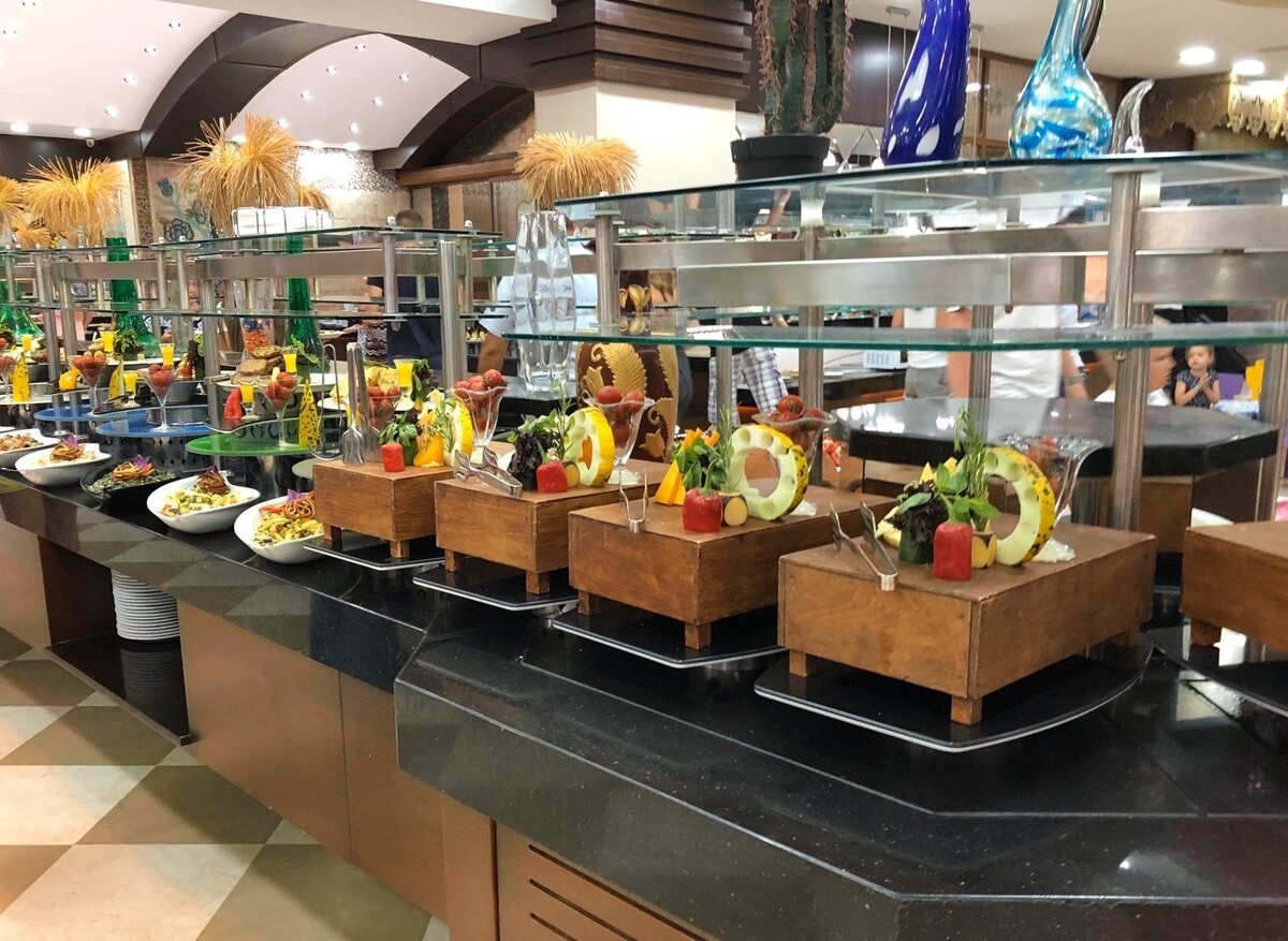 К еде просто так не подойти, не повыбирать