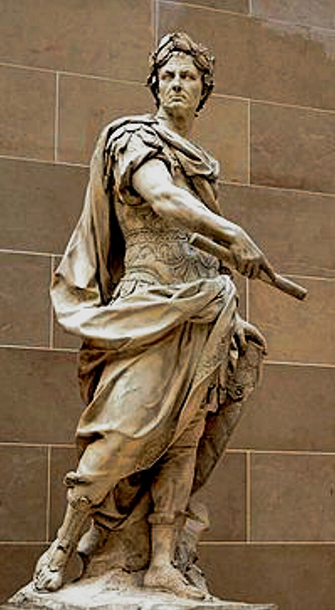 Статуя Цезаря в саду Версальского дворца.