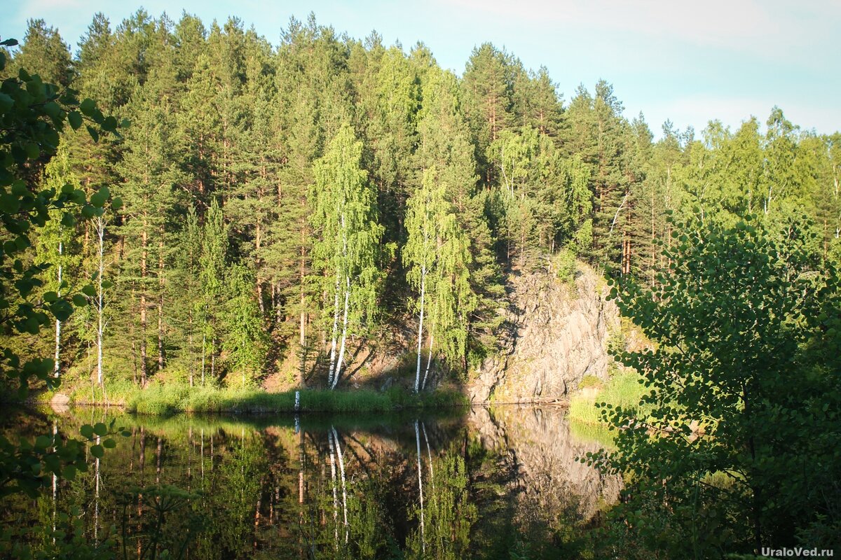 Плотина пруда построена около скалы
