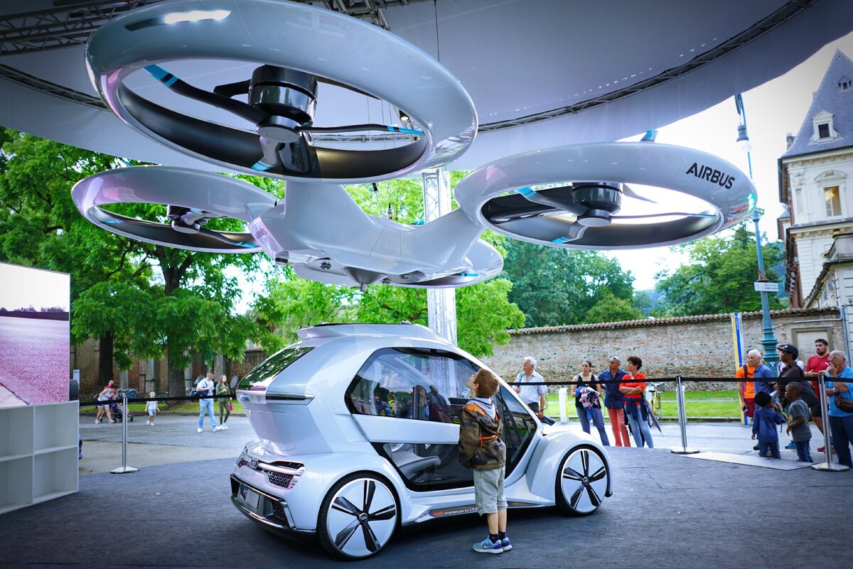 Беспилотные автомобили пока только тестируются на городских дорогах 