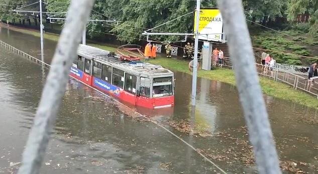 В Краснодаре утонул даже трамвай! Фото kubantv.ru.