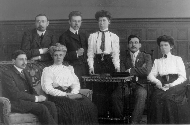 На фото крайние слева: Михаил Александрович Капцов, Анна Михайловна Капцова. Справа: Сергей Александрович Капцов с супругой Екатериной Ивановной. 