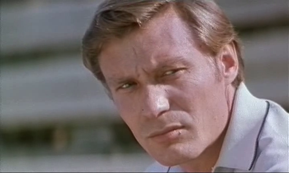 Прежняя жизнь закончена. Вот он сидит на трибуне когда-то родного стадиона горьких размышлениях. Надо все начинать сначала.