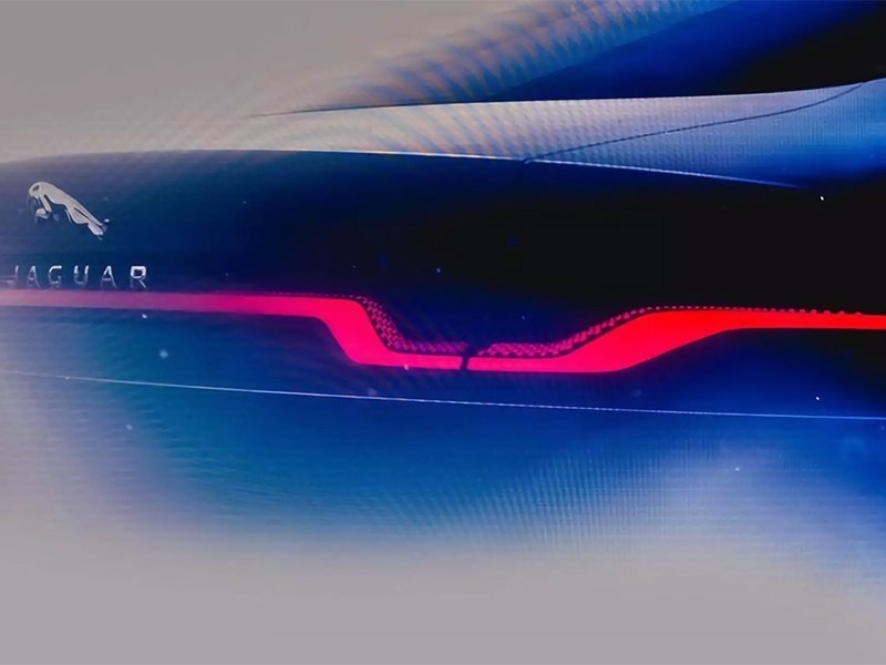  
 Британский бренд отложил выход новинки на осень 2021 года. Причиной того, что модель не появится в срок, стал коронавирус 
Последняя партия из 300 седанов Jaguar XJ нынешнего поколения сошла с конвейера в конце прошлого года, после чего производство модели завершилось. Тогда же появилась информация о преемнике, который, как обещают в Jaguar, не будет похож на традиционные автомобили этого сегмента. В частности, следующий XJ перейдет на электротягу, получит необычный дизайн и станет просторнее.

Первое изображение седана нового поколения продемонстрировали на франкфуртском автосалоне во время презентации Land Rover Defender. Электромобиль должны были полностью рассекретить в течение 2020 года, однако из-за кризиса, вызванного пандемией коронавируса, премьеру решено было перенести на октябрь 2021-го.