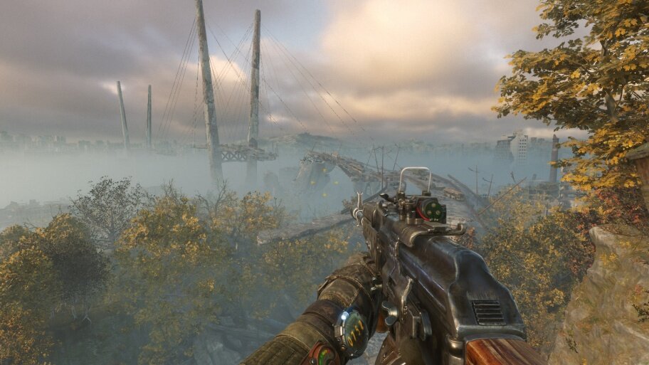 Скатившись по канату, вы будете атакованы крыланом. Стреляйте в монстра, чтобы сбивать его. Также атакуйте скопления летучих мышей, которые попытаются в вас врезаться. Внутри фургона находятся боеприпасы. В конце концов, когда нанесете достаточно урона, крылан сбросит вас с платформы. Двигайтесь единственным маршрутом, войдите внутрь здания и сразитесь с местными жителями.Локации выглядят великолепно.
Победить не выйдет и спустя некоторое время вас отвезут на субмарину. И это единственный способ пересечь океан. Пообщайтесь с Томом и его правой рукой Климом. Можете согласиться на более продолжительный рассказ, выбрав алкоголь, или обойтись короткой историей. Выходите из каюты, перейдите по мостику и следуйте в помещение слева. Это арсенал. Здесь вам выдадут автомат и детектор, позволяющий обнаруживать мины (красные точки), улучшения снаряжения и модификации для оружия (зеленые точки). Детектор будет не только показывать точки, но и издавать звуковой сигнал, если объект поблизости. Заберите со стола пистолет. Если запустите тир и собьете все мишени, то получите в награду еще одну обойму зажигательных патронов. Выходите отсюда и идите прямиком к лодке.
