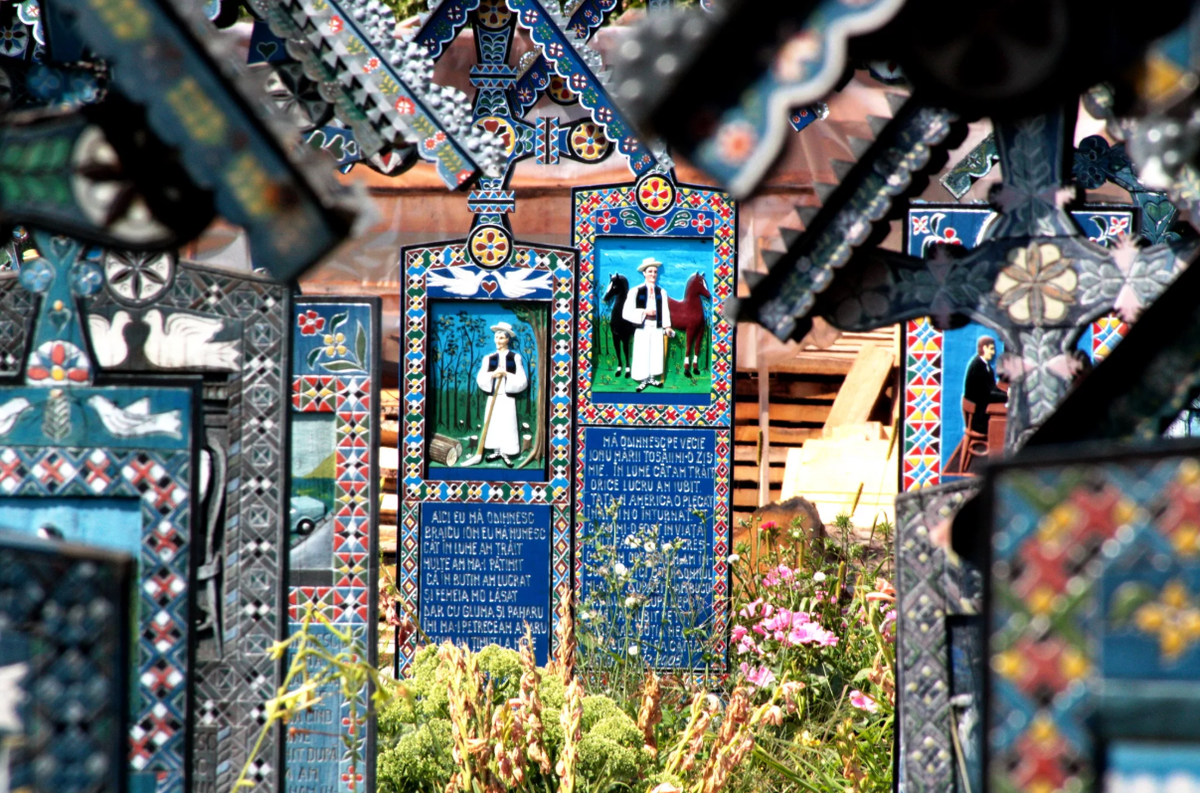 "Веселое" кладбище Сапанты