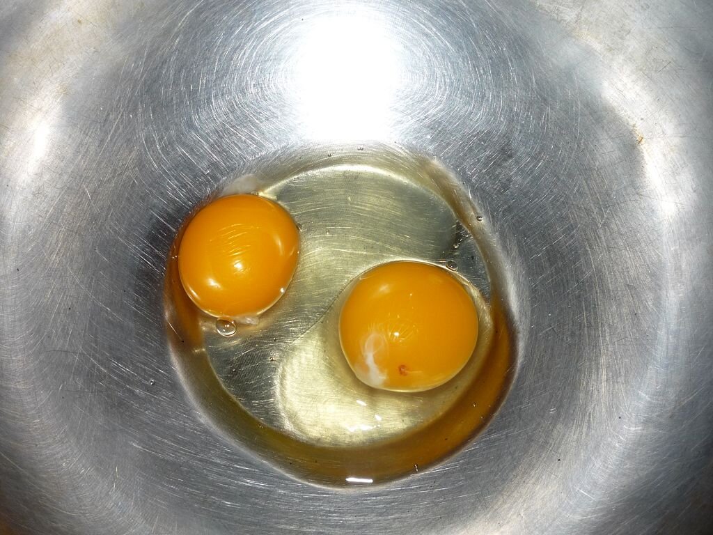 Разбей яйцо 2. Яйца в миске. Яйца в кастрюле разбитое. Разбивает яйцо в чашку. Яйцевая вода.