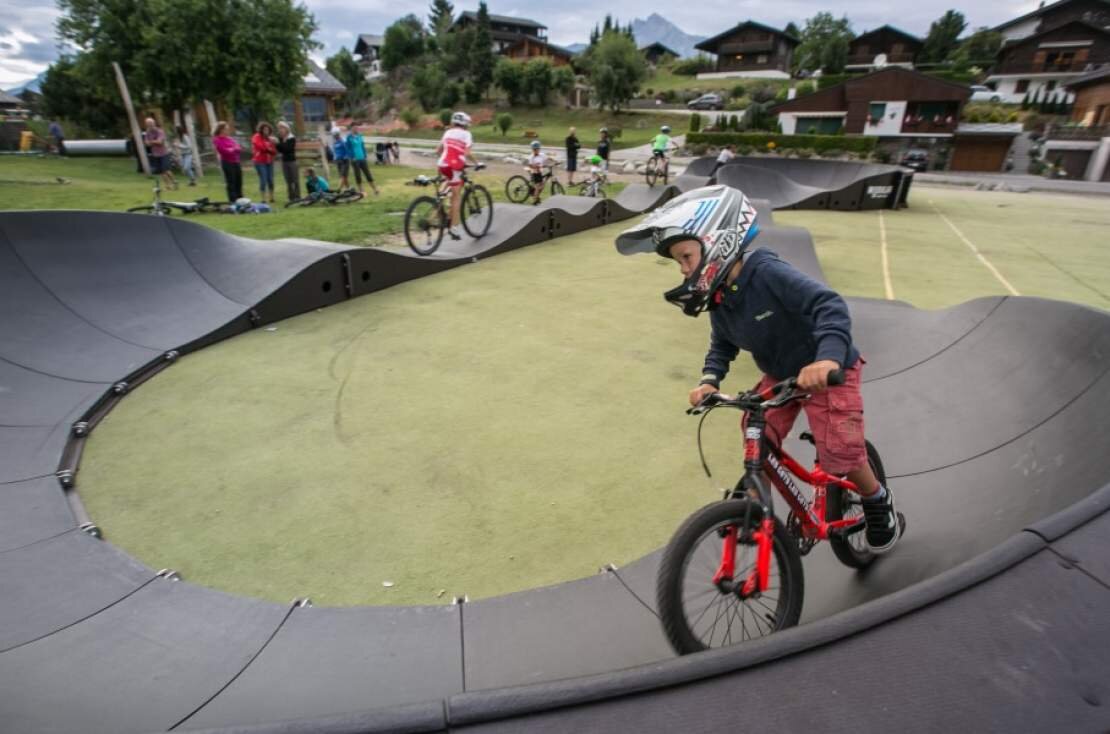 Pumptrack. Памп трек Измайлово. Памп трек Lee. Памп трек пластиковый. Памп трек в Сочи.