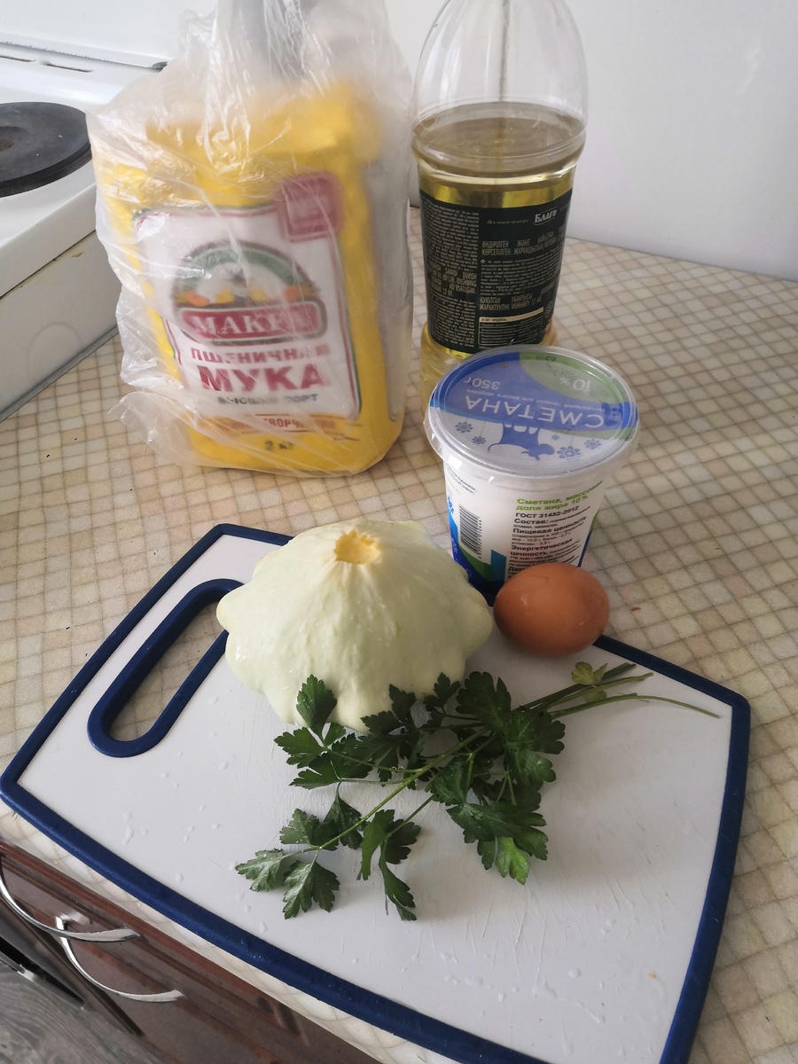 Патиссон, 1 яйцо, ложка сметаны, 1.5 ложки муки, соль, зелень по вкусу