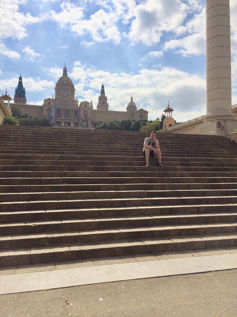 Об этом я задумался в центре Барселоны :) На фоне Palau Nacional, в котором сейчас Национальный музей искусства Каталонии (Museo Nacional de Arte de Cataluña, MNAC). Очереди туда в сезон огромные.