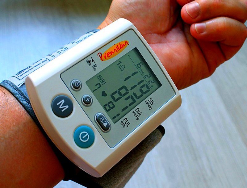 Такие измерители не точные. Выбирайте классические, в которых манжета крепится чуть выше логтя.