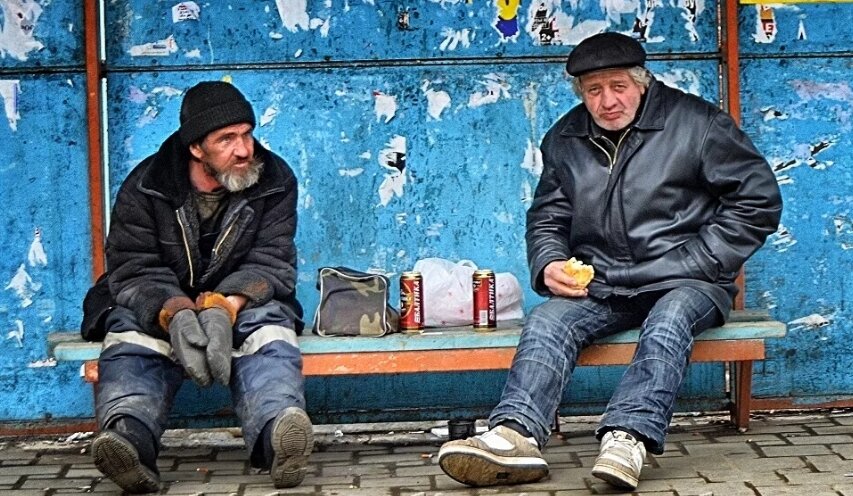 2 брата Петровы. Взяли кредит под имущество. Живут на улицы.