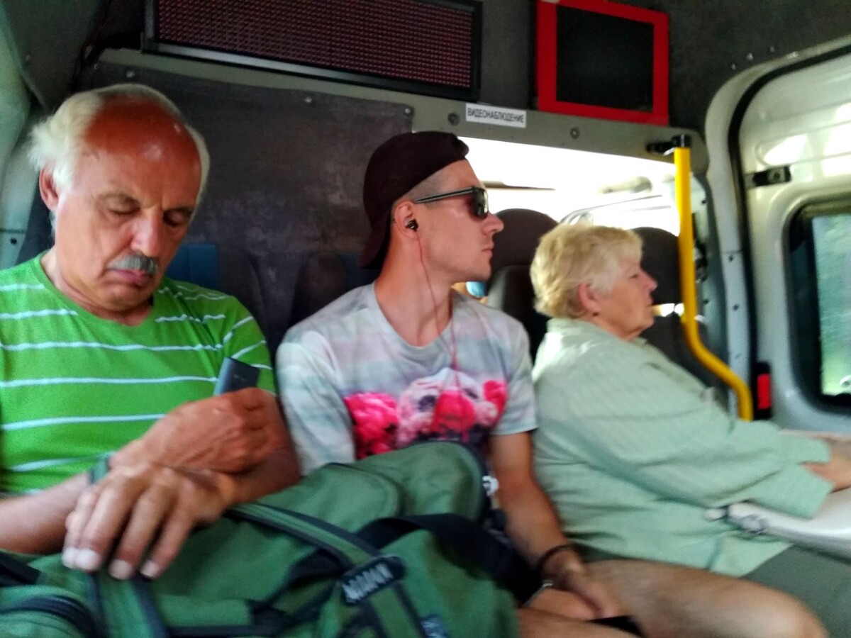 То есть в ногах у нас стояли вещи полосатого мужика, все его покупки с рынка и рюкзак! А еще он успел рассказать нам разные разности. Мы совсем забыли, что перед тем, как заговорить с кем-то, нужно было прикинуть, а нужен ли нам пересказ телепередач и местные сплетни.    
