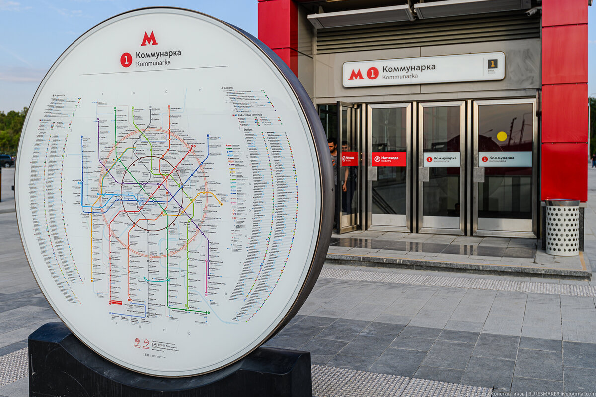 
Сейчас, когда новый участок Сокольнической линии закрыт для проведения работ по устройству бесстыкового пути (а сразу сделать нельзя было?) самое время погрузиться в мир новомосковских реалий и посмотреть на эти новые станции метро. Ездил снимать я еще во время открытия станций, но все никак не доходили руки написать. Давайте сегодня посмотрим на конечную станцию нового участка, станцию ради которой и затевалось это самое продление. Станция "Коммунарка", не смотря на свое название не пришла в сам поселок Коммунарка, а расположилась вдоль трассы Солнцево-Бутово-Варшавское шоссе немного в стороне от поселка. Однако судя по проплешинам вместо лесов и лугов, что мы видим на карте, вся территория вокруг новой станции в итоге будет застроена домами. С одной стороны люди получили станцию метро недалеко от дома, а с другой, застройка района, которую стимулировало появление станции метро, приведет к тому, что в скором времени нагрузка на этот участок возрастет и пользоваться метро будет не комфортно. И это мы говорим сейчас о новомосквичах. Что будет творится на некогда конечной "Юго-Западной", даже трудно себе представить. Решение о продлении сложившейся линии метро и наполнение её новыми пассажирами из огромных каменных гетто, которые еще только строятся, это не самая удачная мысль наших градостроителей. Но это все лирика. Сейчас посмотрим на станцию "Коммунарка", и хотя я сюда приезжал незадолго до открытия и вроде как все посмотрел, но тогда еще не было дорог и станция стояла в чистом поле, а после открытия уже можно оценить, как тут все устроено и где это все находится. Поехали.