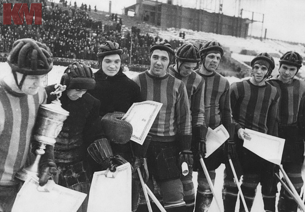    Знаменитая команда ВВС - обладатель Кубка СССР. Виктор Тихонов крайний справа.