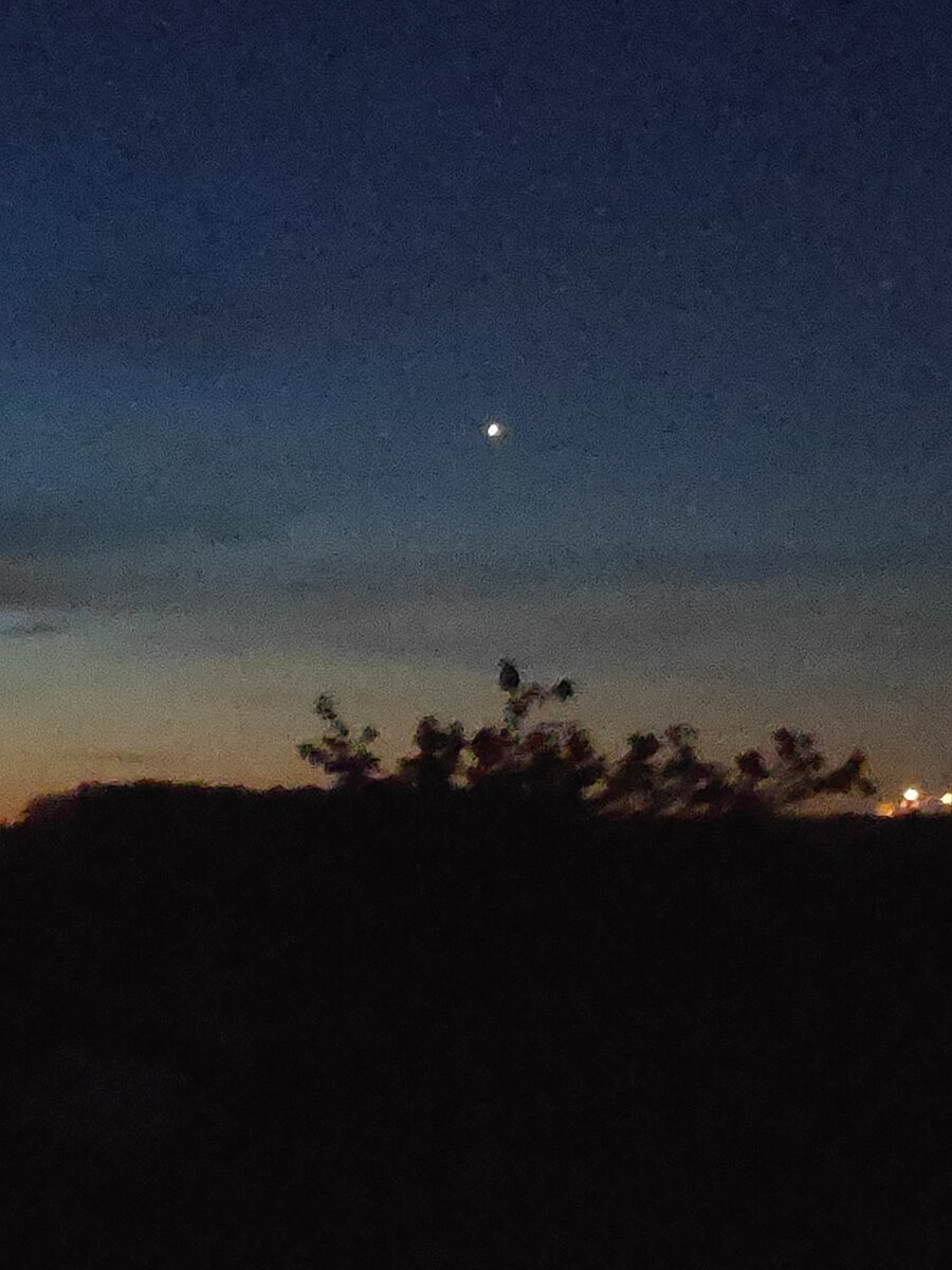 Здравствуйте! Проснулся ночью, где-то в  начале третьего часа. Вышел на лестницу , Обратил внимание на небо и увидел светящийся шар над городом Мытищи. Подумал что это самолёт летит, и это просто фары светятся. Но мне показалось странным что мигающих красных огней нет. И как то,не приближается и не удаляется. Нет отклонения не вверх , не вниз. Не влево и право. Просто завис! А ведь время прошло уже 15-20 минут а светиящийся шар застыл на месте. Пошел за смартфоном. Снял несколько фото с разным приближением. Я точно уверен это не вертолет, вышки там нет , не китайский шар и прожектор. Может кто  сталкивался с этим явлением? А какие у вас догадки, что это было? Короткое видео тоже есть. Может кто из жителей Мытищ тоже видели ?