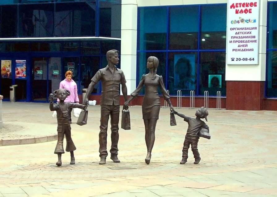 Скульптурная композиция "Семья" возле ТРК Мега-Гринн в Орле