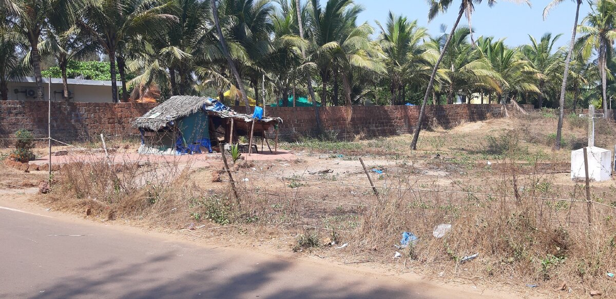 Символично - слева хижина - справа - напоминание о бренности всего.... Фото из личного архива.