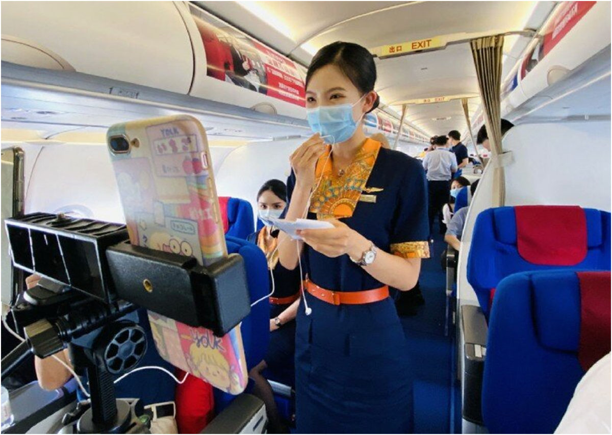 Стюардесса ведет стрим во время полета из Циндао в Чэнду