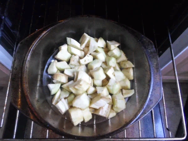 режем баклажаны и отправляем в духовку