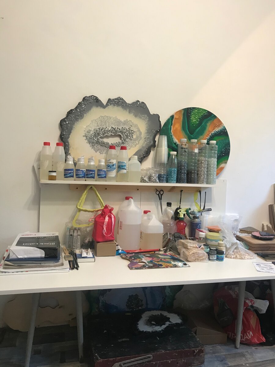 Рабочий стол для инструментов и материалов в студии.