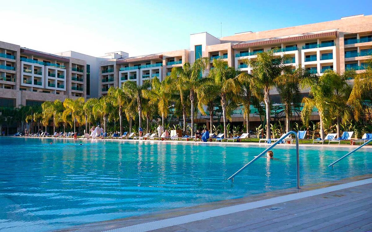Главный бассейн отеля Regnum Carya 5* зимой: олимпийский размер и подогрев до +27