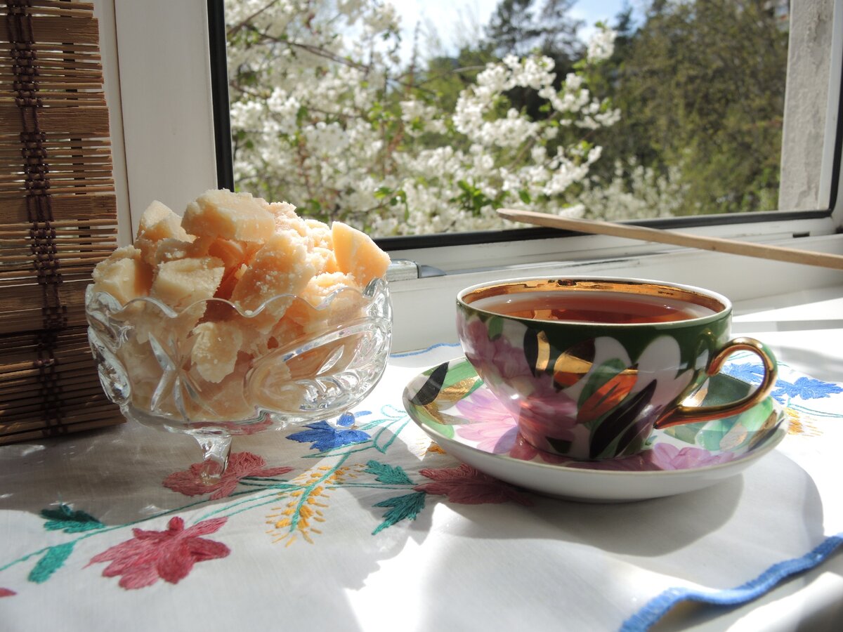 Помадка, вареный сахар, молочный сахар -  названия этой вкусноты.