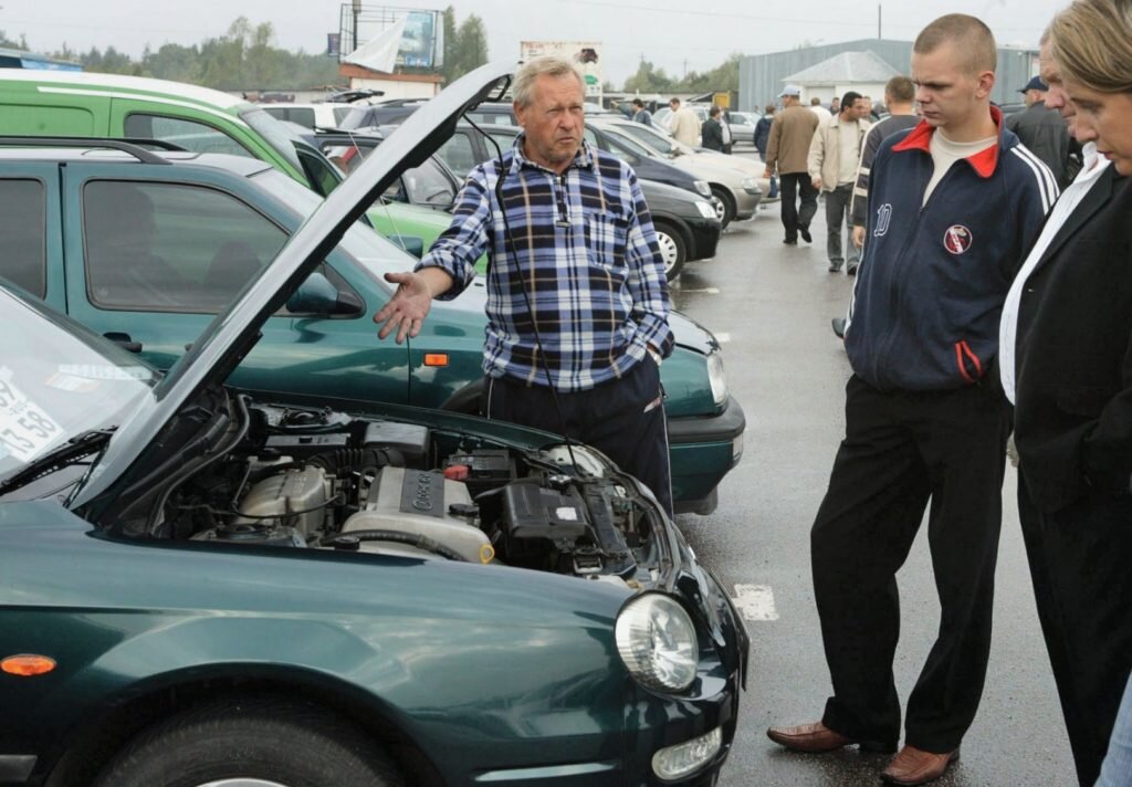 Осмотр подержанного автомобиля/Источник:rbc.ru