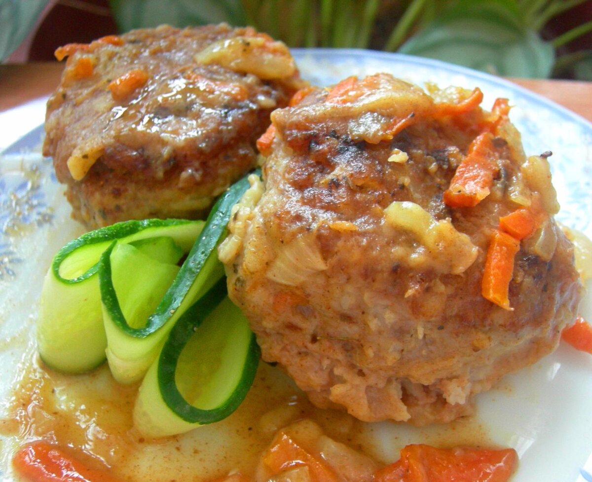 Куринные тефтели с овощами и паприкой