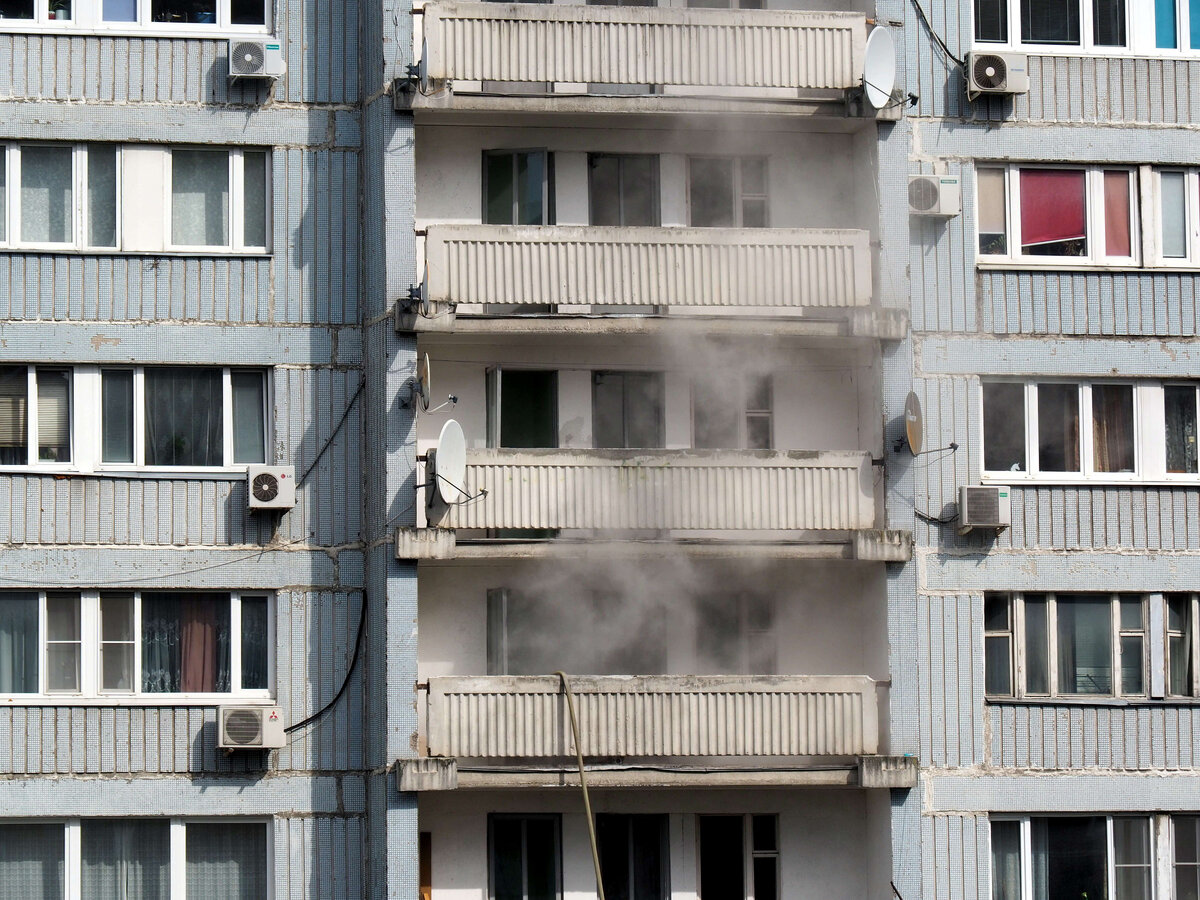 Пожарный рукав свисает с балкона шестого этажа